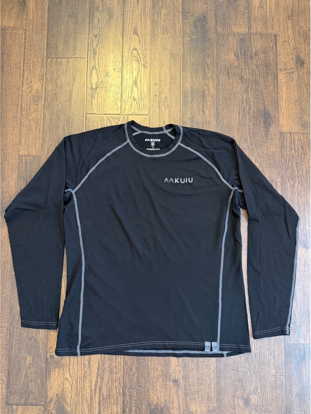 Kuiu Ultra Merino 145 Crew LS Shirt Mens M Black Hunting Base Layer Top